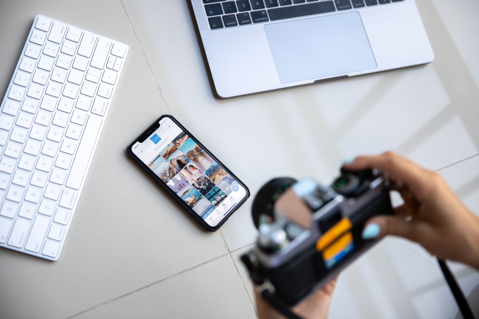 How many hours does social media management take per week? SMB benchmark and time savings with AI - AI implementation for businesses